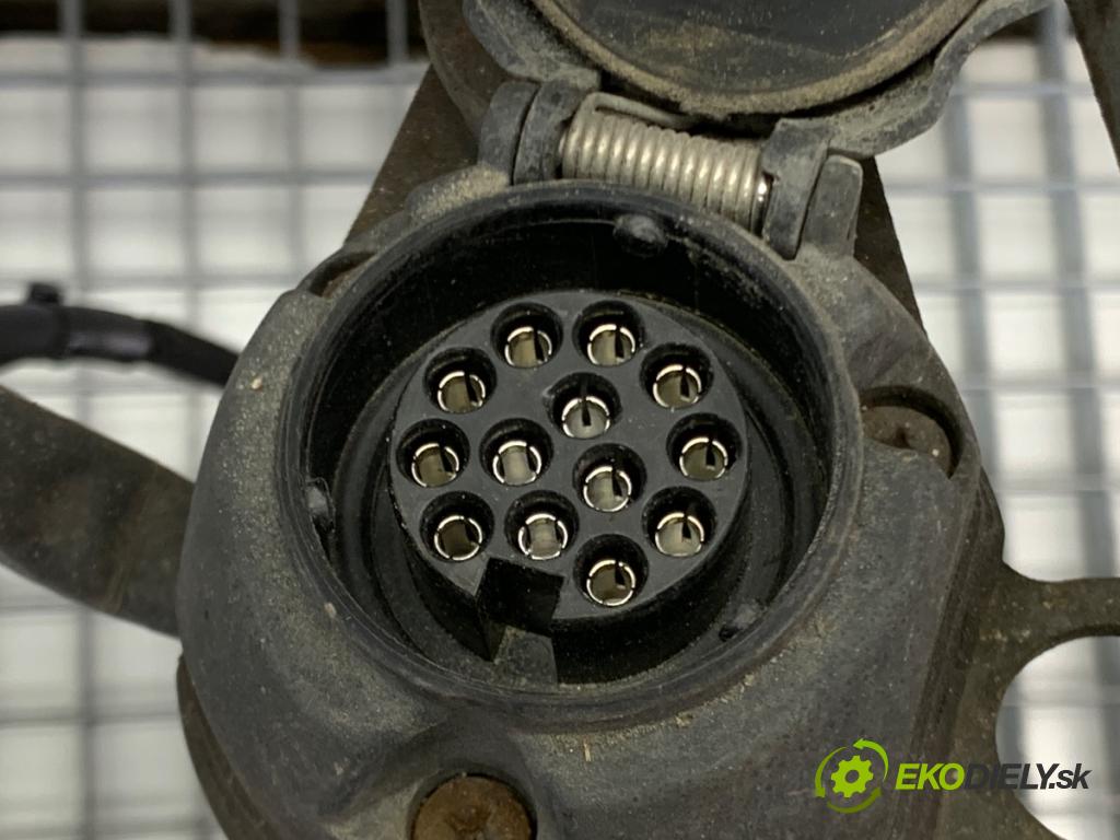 AUDI A4 B8 Kombi 2008 140 kW 2.7 TDI 2698 Hák ťažné zariadenie  (Ťažné zariadenie)