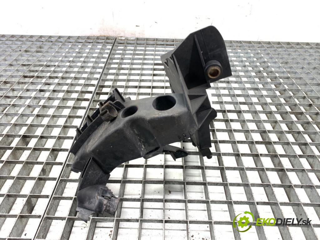 AUDI A4 B8 Kombi 2008 140 kW 2.7 TDI 2698 Úchyt nárazníka ľavy predný 8K0805608R