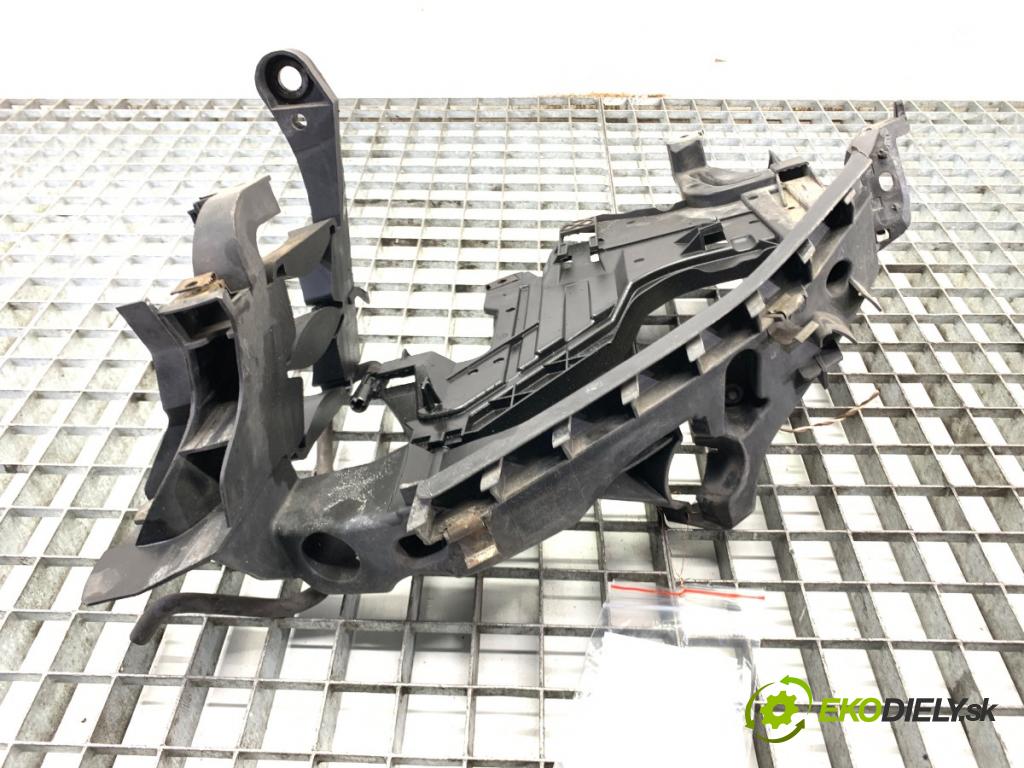 AUDI A4 B8 Kombi 2008 140 kW 2.7 TDI 2698 úchyt světla levý 8K0805607L