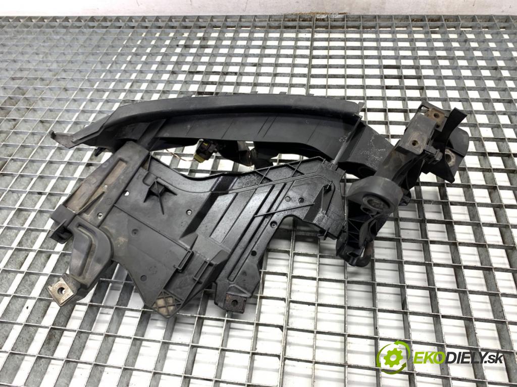 AUDI A4 B8 Kombi 2008 140 kW 2.7 TDI 2698 úchyt světla levý 8K0805607L
