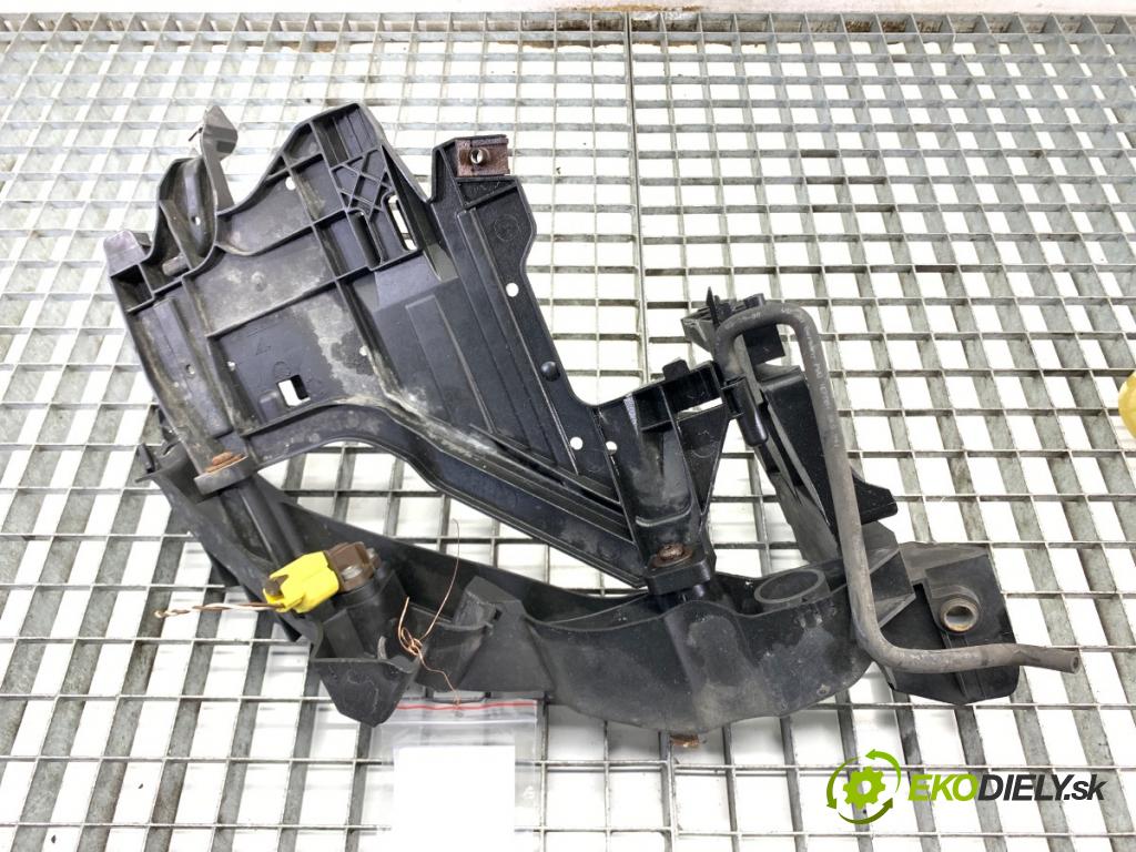 AUDI A4 B8 Kombi 2008 140 kW 2.7 TDI 2698 úchyt světla levý 8K0805607L