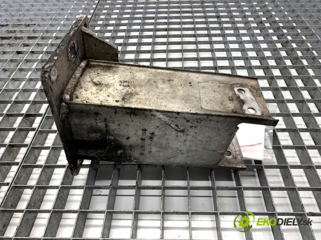 AUDI A4 B8 Kombi 2008 140 kW 2.7 TDI 2698 držák mačkání přední část levá strana 8K0807133C