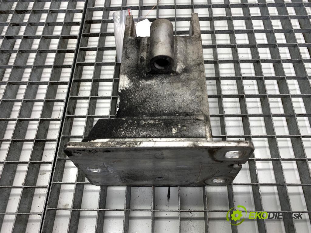 AUDI A4 B8 Kombi 2008 140 kW 2.7 TDI 2698 držák mačkání přední část pravá 8K0807134C