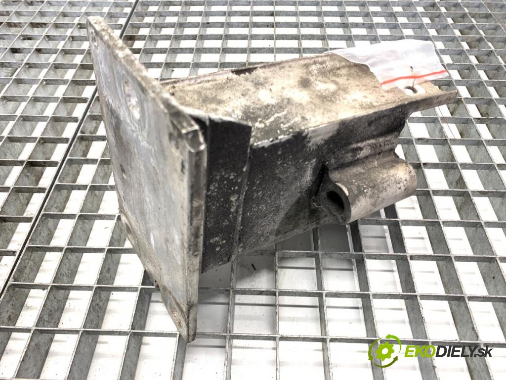 AUDI A4 B8 Kombi 2008 140 kW 2.7 TDI 2698 držák mačkání přední část pravá 8K0807134C