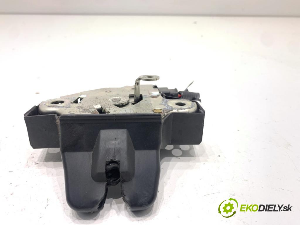 TOYOTA COROLLA E15 sedan 2008 93 kW 2.0 D-4D (ADE150) 1998 zámok dveří zadní část 