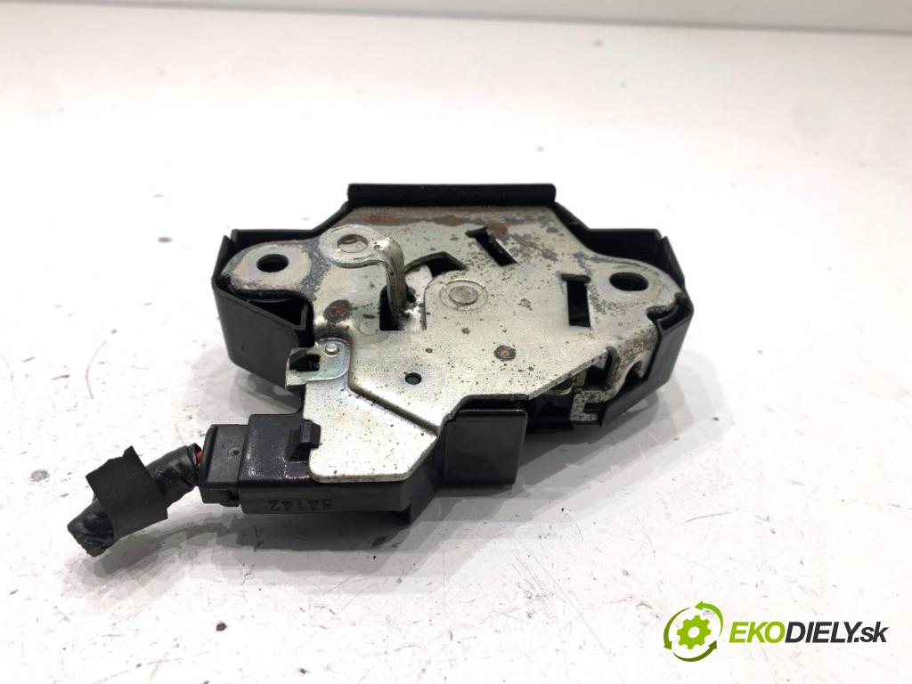 TOYOTA COROLLA E15 sedan 2008 93 kW 2.0 D-4D (ADE150) 1998 zámok dveří zadní část