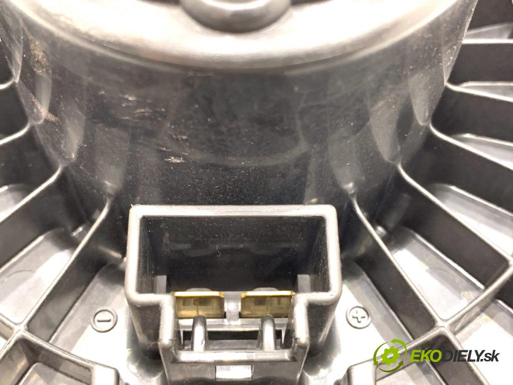 TOYOTA COROLLA E15 sedan 2008 93 kW 2.0 D-4D (ADE150) 1998 ventilátor kúrenia 272700-5151