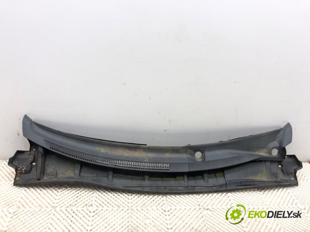 TOYOTA COROLLA E15 sedan 2008 93 kW 2.0 D-4D (ADE150) 1998 torpédo plast pod čelní okno 55782-02170 (Plast pod čelním sklem)