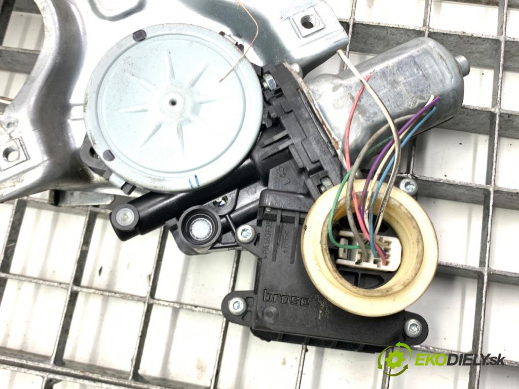 TOYOTA COROLLA E15 sedan 2008 93 kW 2.0 D-4D (ADE150) 1998 mechanismus okna levý přední část 85702-02020