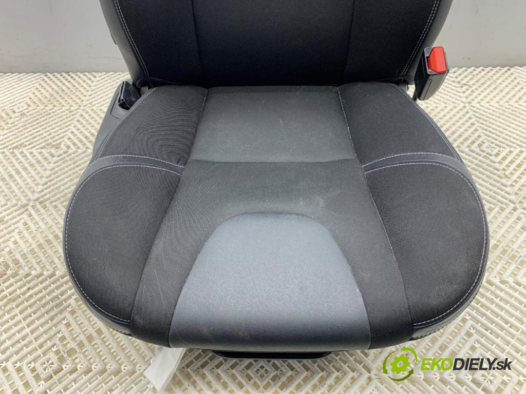 VOLVO V40 liftback 2016 88 kW D2 1969 Sedadlo pravy predný