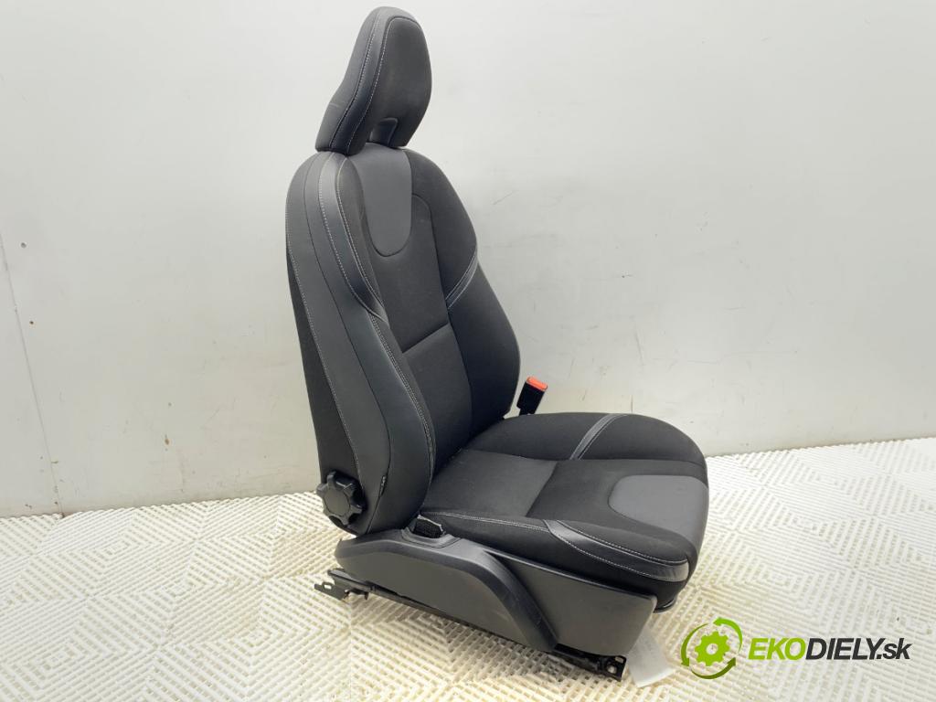 VOLVO V40 liftback 2016 88 kW D2 1969 Sedadlo pravy predný