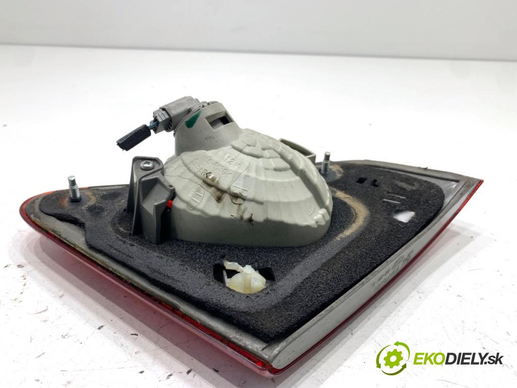 TOYOTA COROLLA E15 sedan 2008 93 kW 2.0 D-4D (ADE150) 1998 Svetlo zad ľavá strana vnútorná 02-121L (Kľučka dverí ostatné)