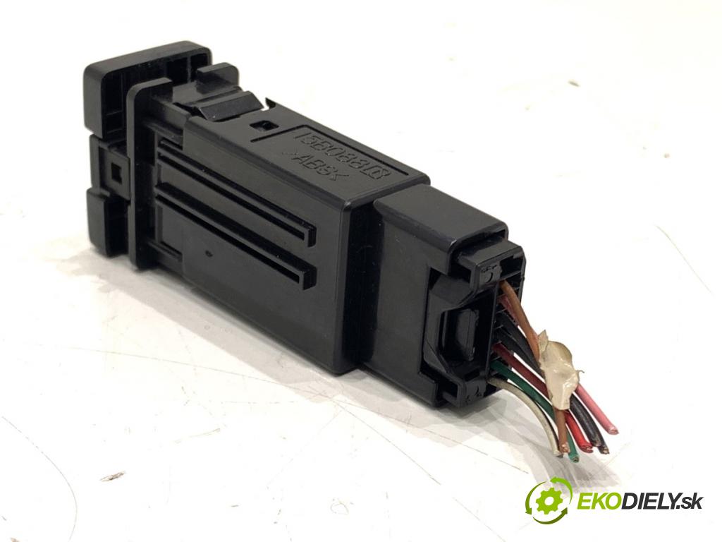 TOYOTA COROLLA E15 sedan 2008 93 kW 2.0 D-4D (ADE150) 1998 přepínač ohřívání sedačky 15B088 (Páčky pod volantem)