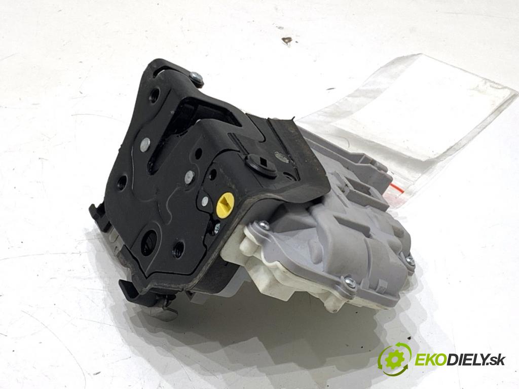 AUDI A4 B8 sedan 2009 105 kW 2.0 TDI 1968 zámok Dvere pravy zad 