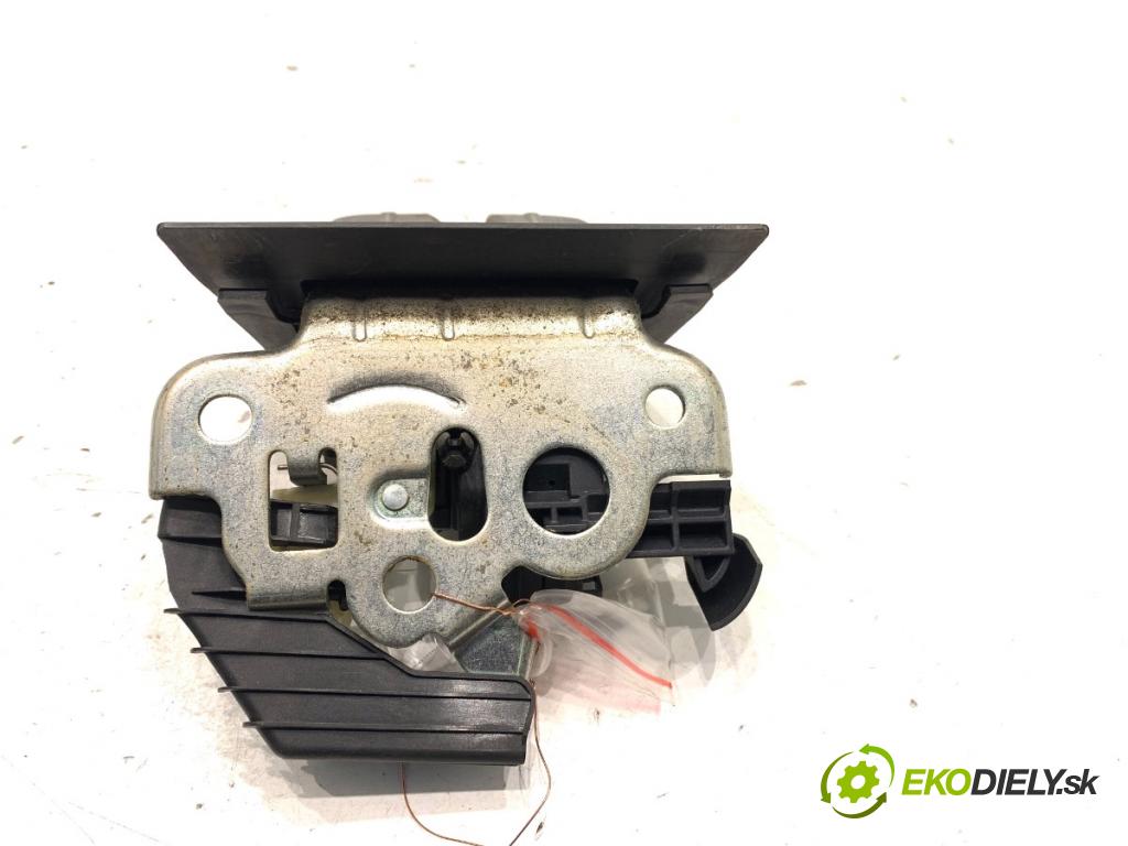 AUDI A4 B8 sedan 2009 105 kW 2.0 TDI 1968 zámok dverí zad