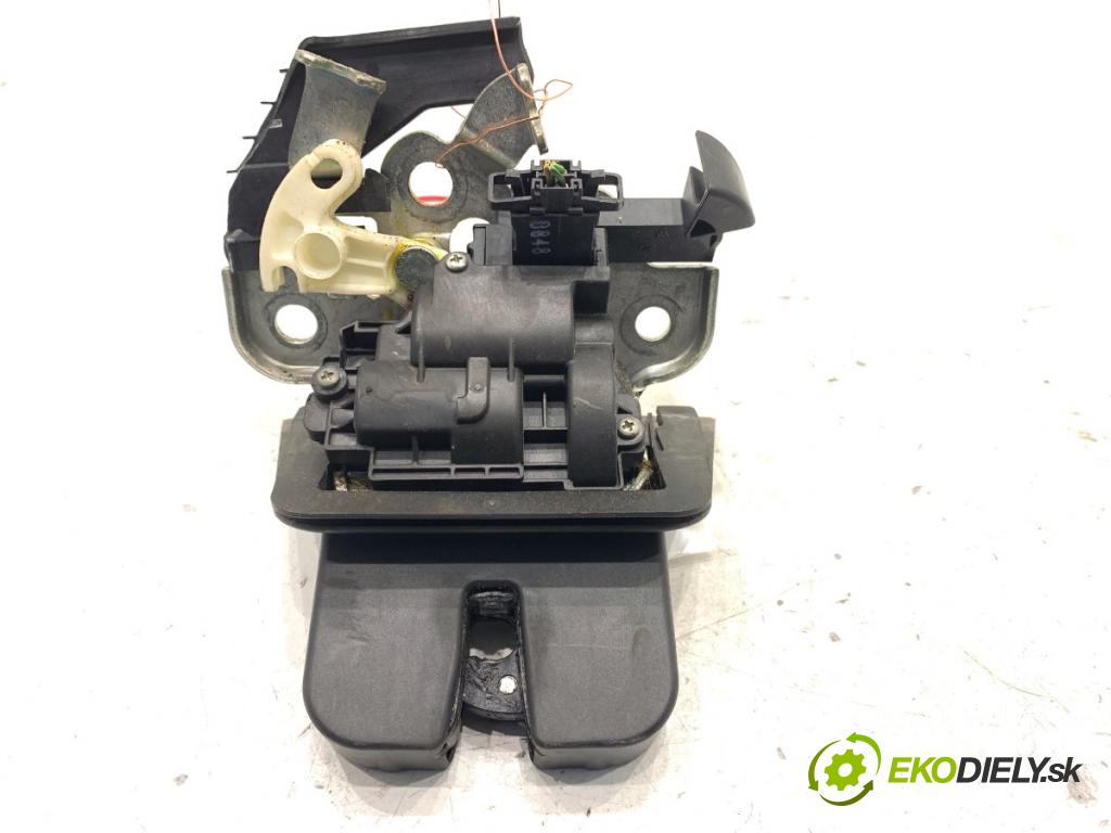 AUDI A4 B8 sedan 2009 105 kW 2.0 TDI 1968 zámok dverí zad