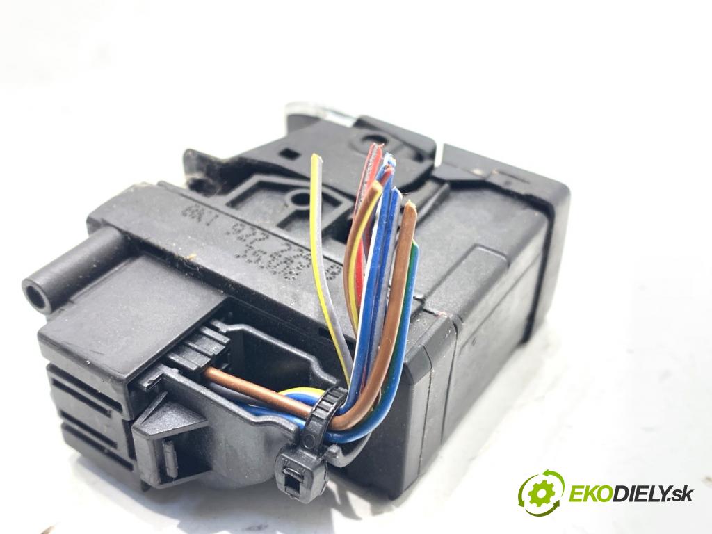 AUDI A4 B8 sedan 2009 105 kW 2.0 TDI 1968 Spínač brzdy ručnej brzdy 8K1927225B (Prepínacie páčky pod volantom)