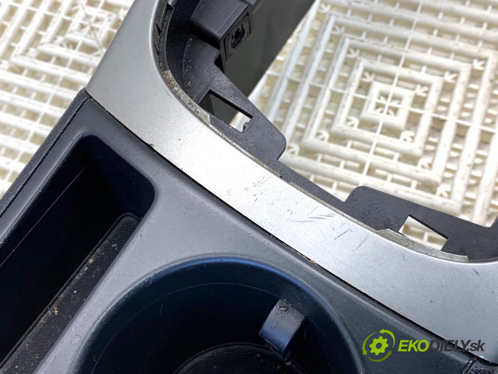 AUDI A4 B8 sedan 2009 105 kW 2.0 TDI 1968 Tunel stredový 8K0864981F (Stredový tunel)