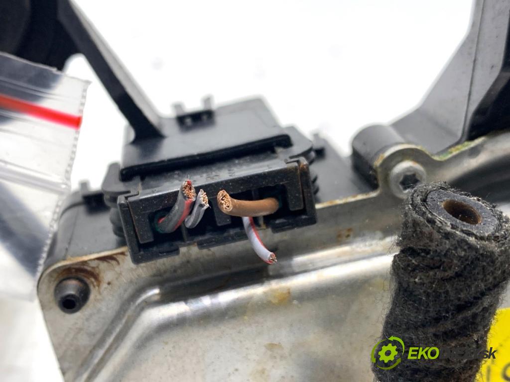 AUDI A4 B8 sedan 2009 105 kW 2.0 TDI 1968 Motor stieračov zad 4F9955711C