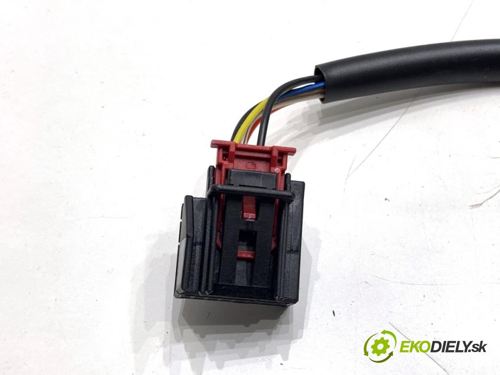 AUDI A4 B8 sedan 2009 105 kW 2.0 TDI 1968 zpětné zrcátko levý LZ6E