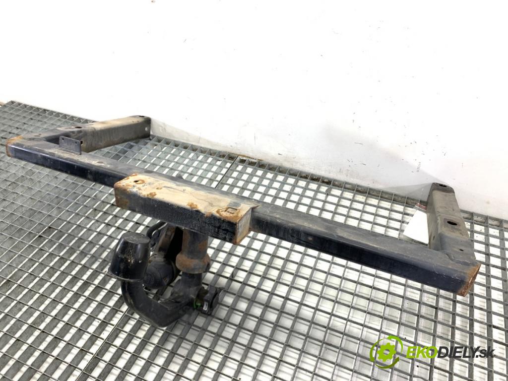 AUDI A4 B8 sedan 2009 105 kW 2.0 TDI 1968 Hák tažné zařízení 8T0800491D (Tažné zařízení)