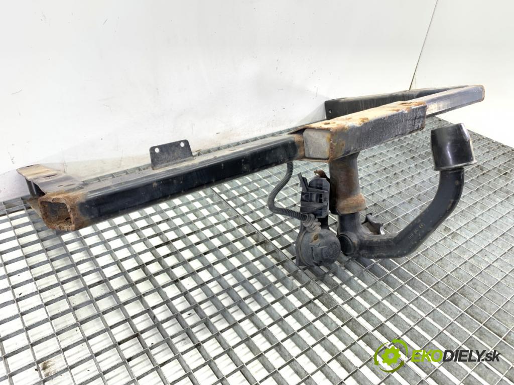 AUDI A4 B8 sedan 2009 105 kW 2.0 TDI 1968 Hák tažné zařízení 8T0800491D (Tažné zařízení)