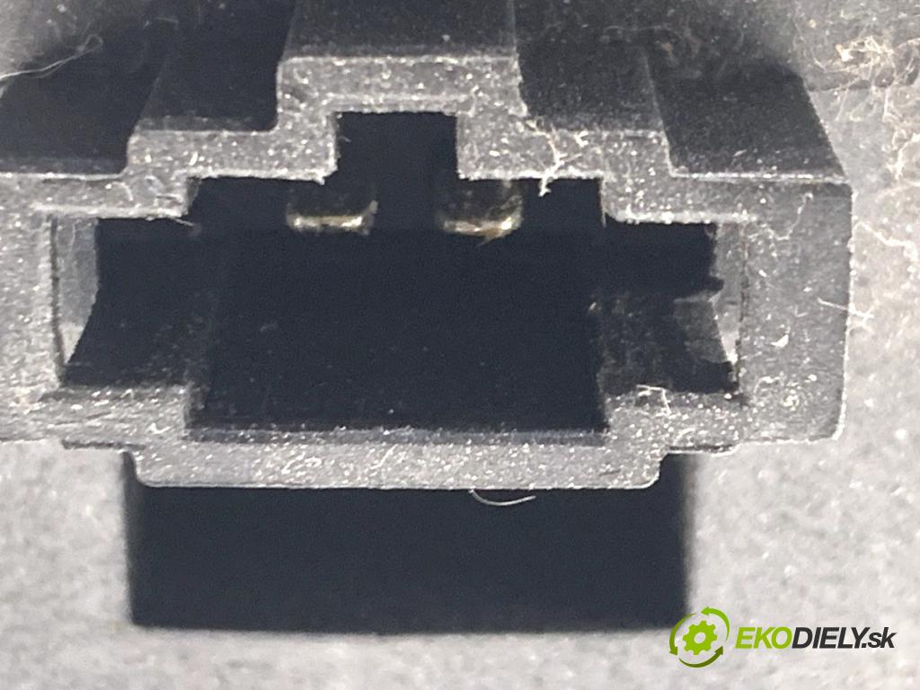 AUDI A4 B8 sedan 2009 105 kW 2.0 TDI 1968 reproduktory 8R0035411