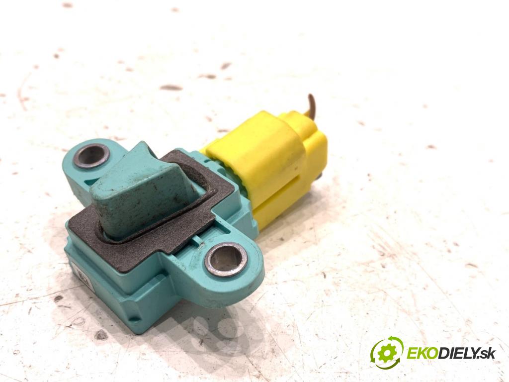 AUDI A4 B8 sedan 2009 105 kW 2.0 TDI 1968 snímač nárazu 8K0955557C (Snímač nárazu)