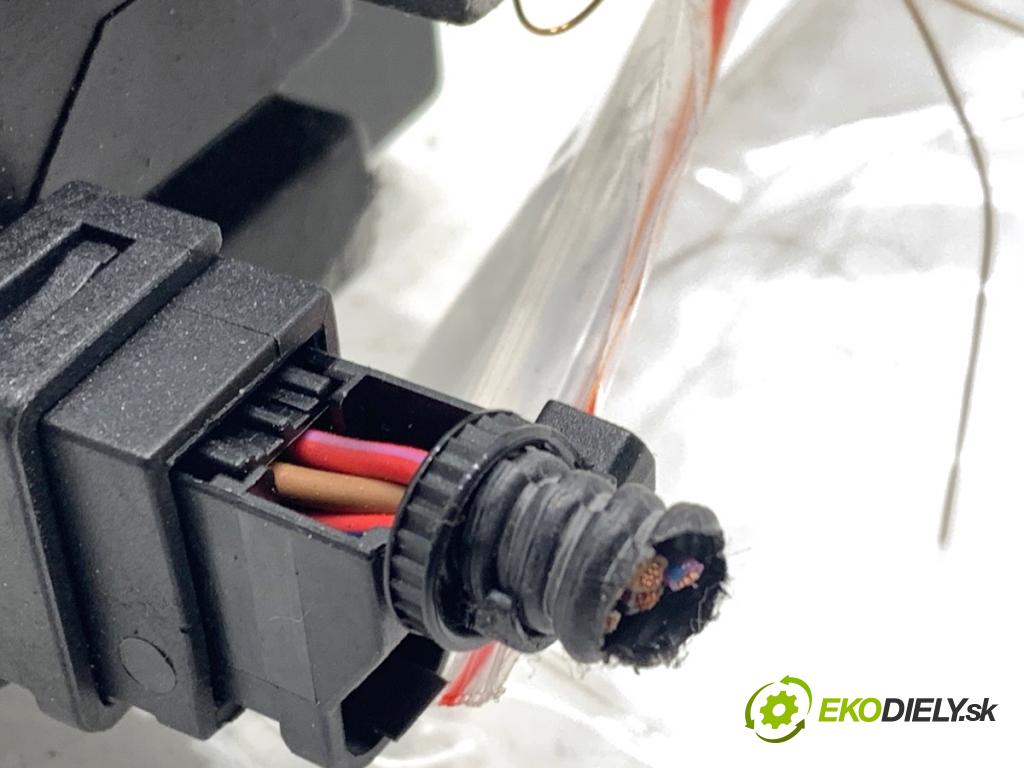 AUDI A4 B8 sedan 2009 105 kW 2.0 TDI 1968 blokáda volantu 8K0905852D (Riadenie ostatné)