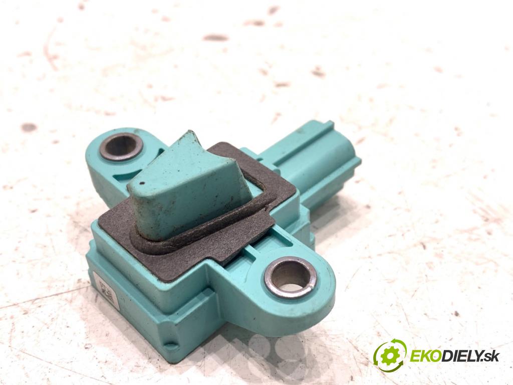 AUDI A4 B8 sedan 2009 105 kW 2.0 TDI 1968 snímač nárazu 8K0955557C (Snímač nárazu)