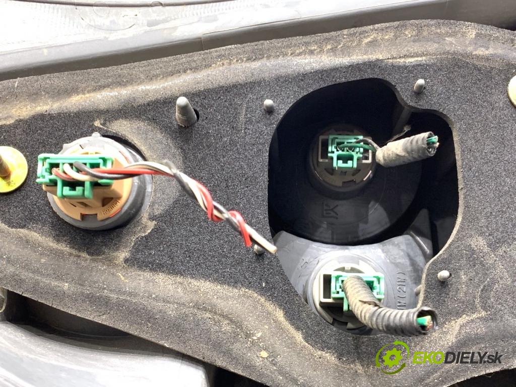 HONDA JAZZ II liftback 2001 59 kW 1.4 1339 Svetlo pravy zad