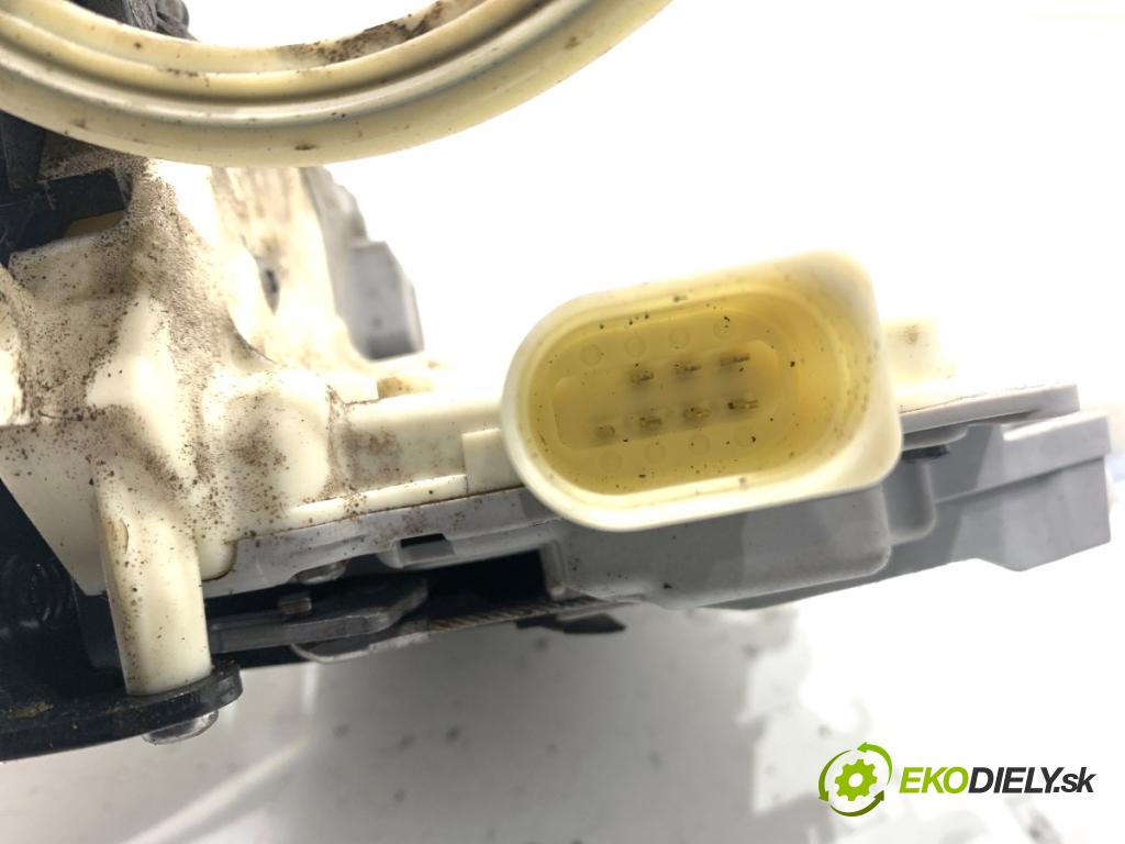 VW PASSAT B7 Kombi 2011 103 kW 2.0 TDI 1968 zámok Dvere pravy predný 3C1837016A