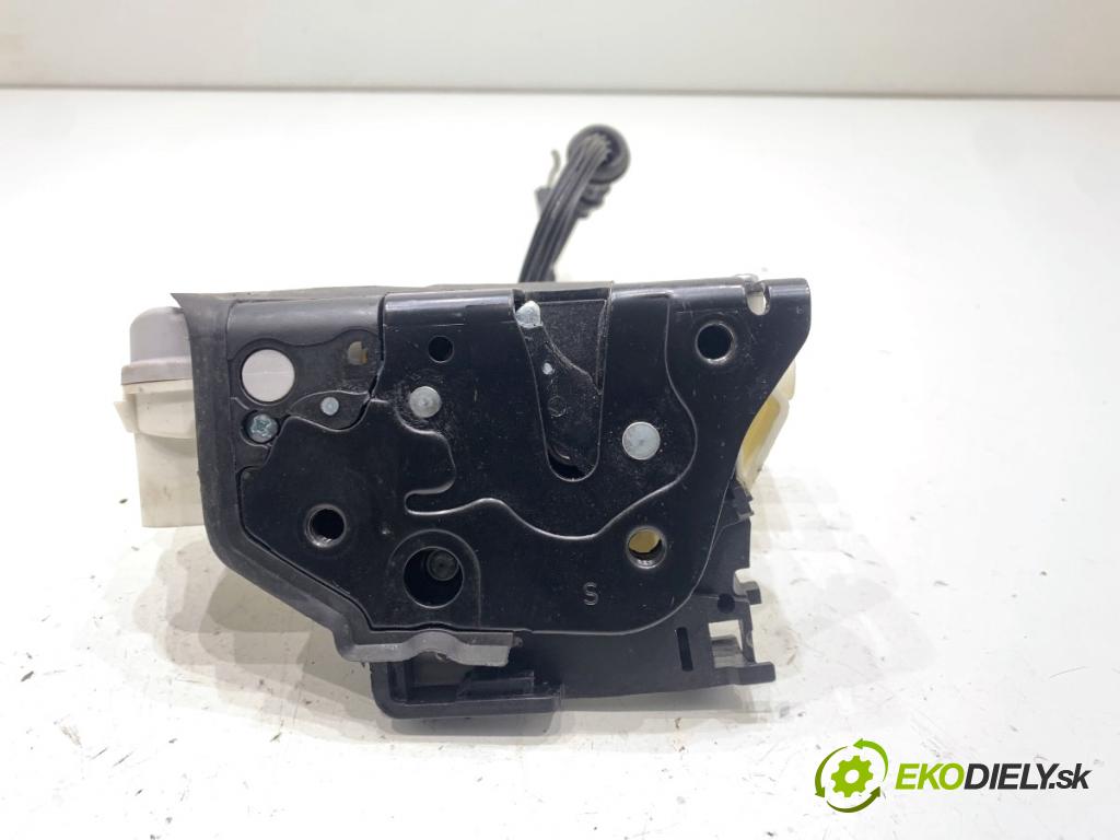 VW PASSAT B7 Kombi 2011 103 kW 2.0 TDI 1968 zámok Dvere ľavy predný 