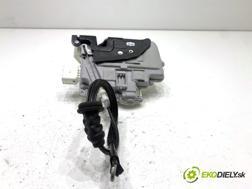 VW PASSAT B7 Kombi 2011 103 kW 2.0 TDI 1968 zámok Dvere ľavy predný