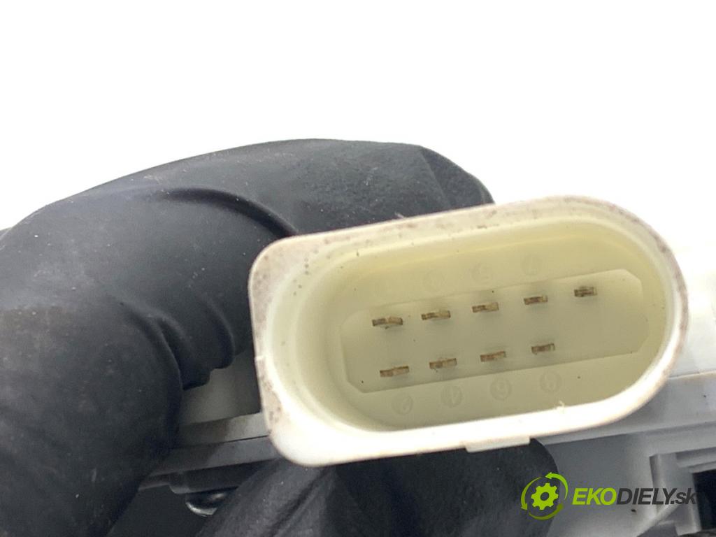 VW PASSAT B7 Kombi 2011 103 kW 2.0 TDI 1968 zámok Dvere ľavy predný