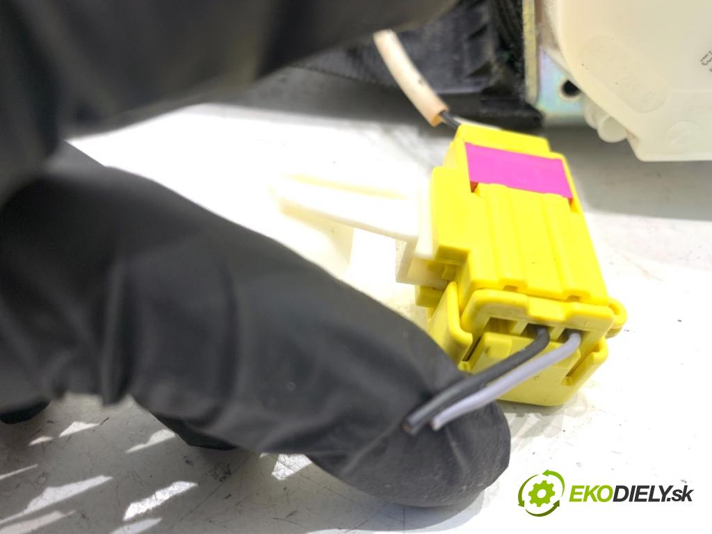 VW PASSAT B7 Kombi 2011 103 kW 2.0 TDI 1968 Držiak BEZPEČNOSŤ pravy predný 34032207B