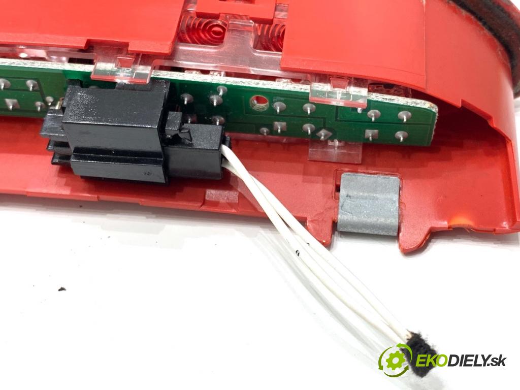 VW PASSAT B7 Kombi 2011 103 kW 2.0 TDI 1968 Svetlo brzdových svetiel 1K6945097A