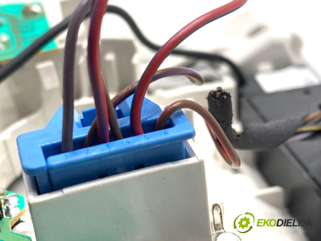 VW PASSAT B7 Kombi 2011 103 kW 2.0 TDI 1968 Svetlo stropné 1K0947105AE