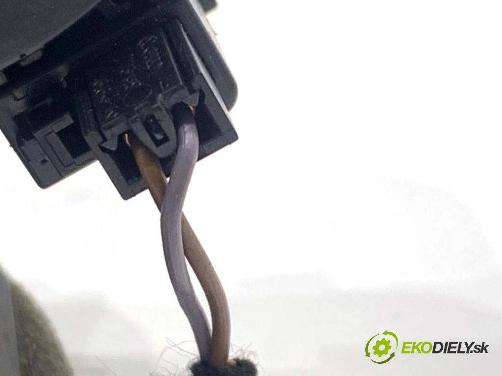 VW PASSAT B7 Kombi 2011 103 kW 2.0 TDI 1968 Mriežky kúrenia predný stredna 3AB819728A