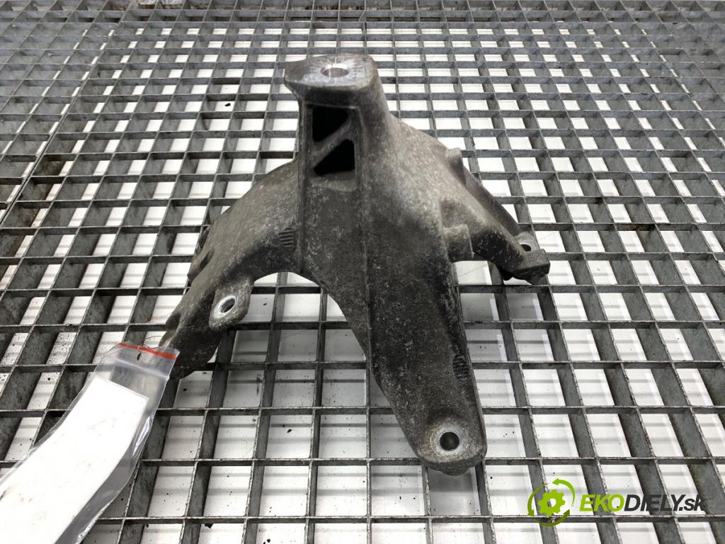 AUDI A4 B8 Kombi 2013 130 kW 2.0 TDI quattro 1968 držák motora 