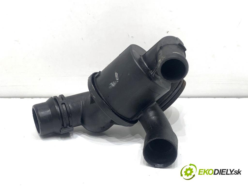 AUDI A4 B8 Kombi 2013 130 kW 2.0 TDI quattro 1968 obal termostatu V3932006 (Pouzdro termostatu)