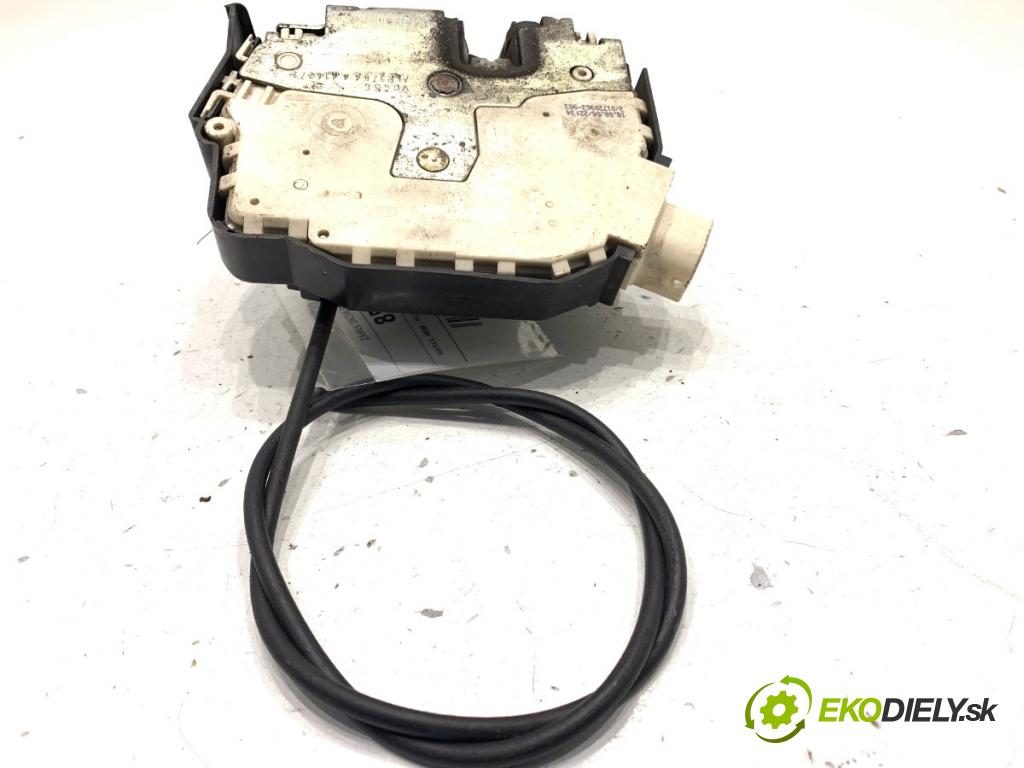 MINI R50 R53 liftback 2003 66 kW One 1598 zámok Dvere pravy predný 4416272