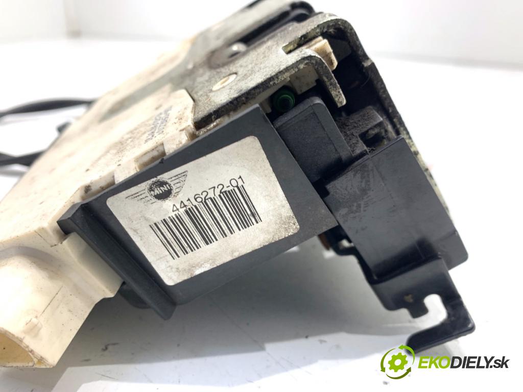 MINI R50 R53 liftback 2003 66 kW One 1598 zámok Dvere pravy predný 4416272