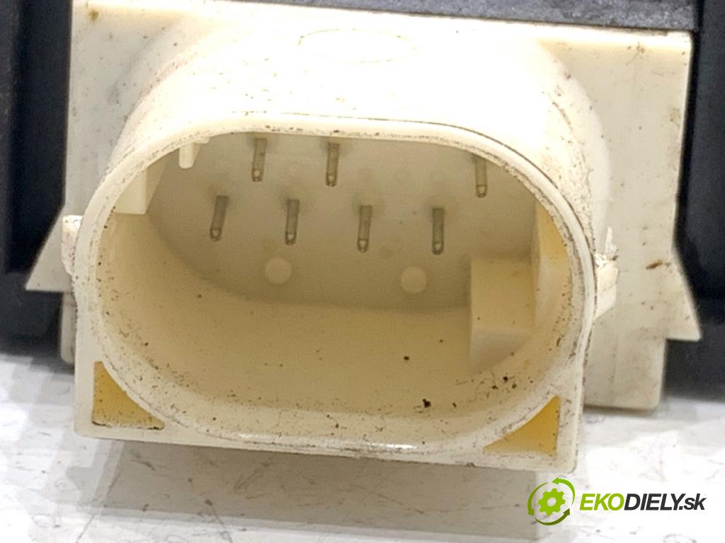 MINI R50 R53 liftback 2003 66 kW One 1598 zámok dveře levý přední část