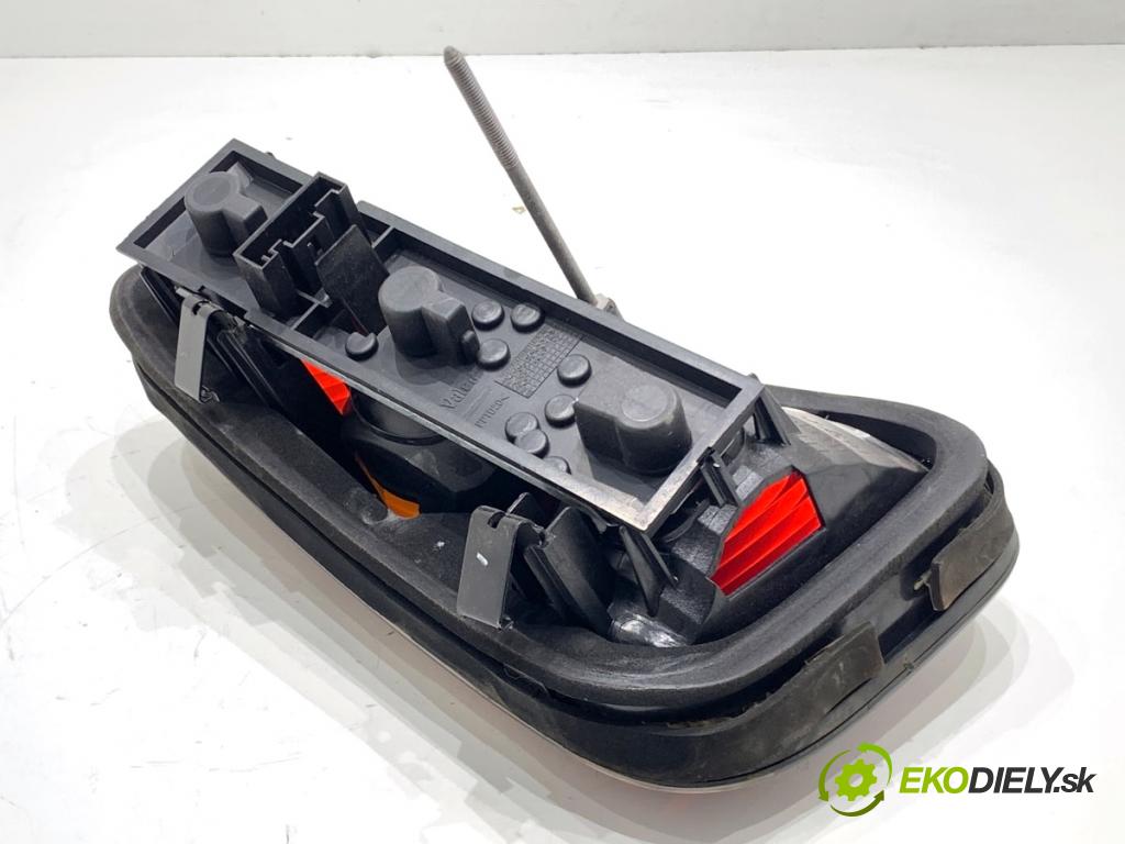 MINI R50 R53 liftback 2003 66 kW One 1598 Svetlo pravy zad