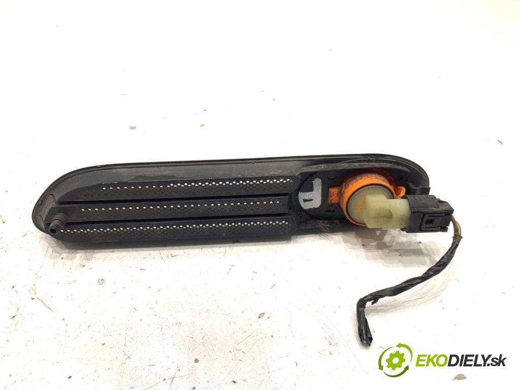 MINI R50 R53 liftback 2003 66 kW One 1598 směrovka pravý přední část 1503561 (Klika dveří ostatní)