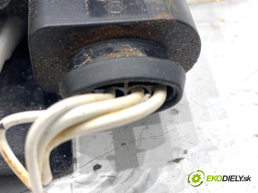 VW PASSAT B7 Kombi 2011 103 kW 2.0 TDI 1968 zámok dverí zad 5K0827505A