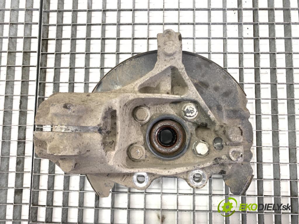 VOLVO V40 liftback 2016 88 kW D2 1969 náboj pravý přední část