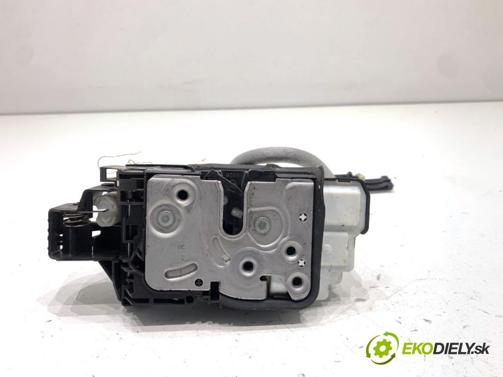 VOLVO V40 liftback 2016 88 kW D2 1969 zámok Dvere pravy zad 31440398