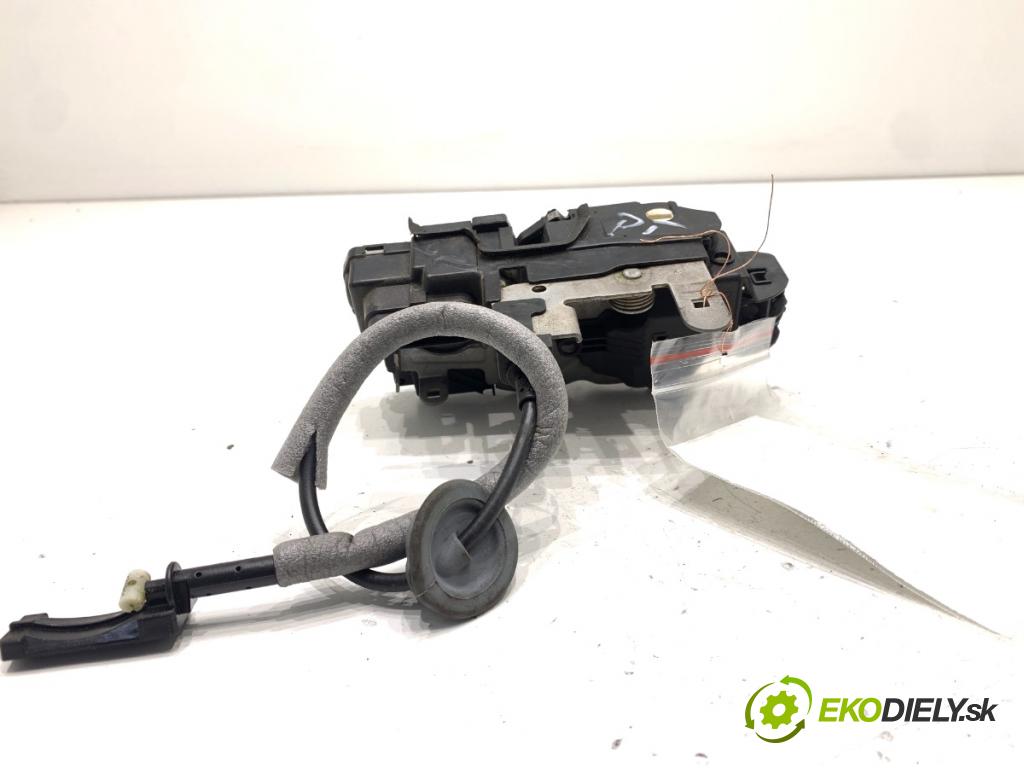 VOLVO V40 liftback 2016 88 kW D2 1969 zámok dveře pravý zadní část 31440398